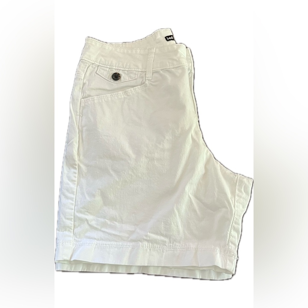 Woman’s white Lee shorts 98% cotton 2% spandex size 6 made in Egypt